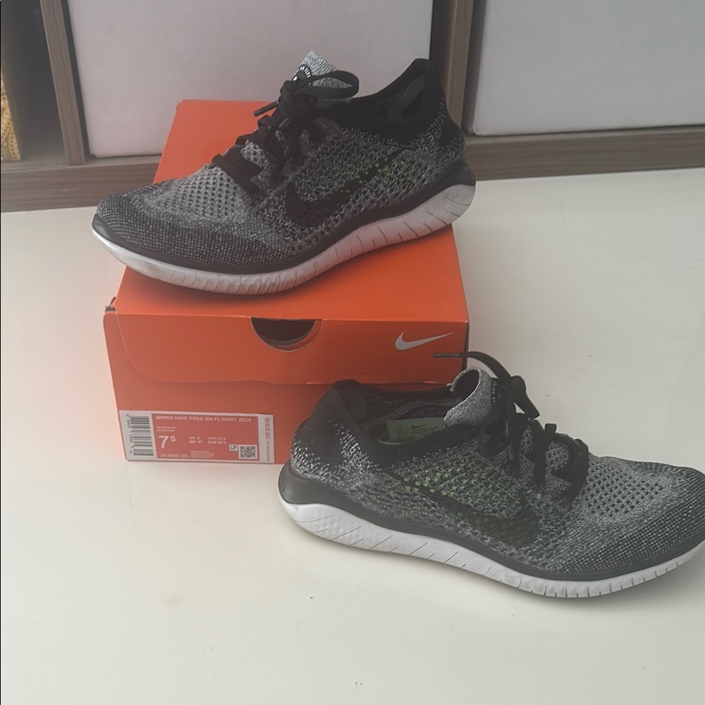 Nike Black and White Flyknit Shoes Sz 7.5